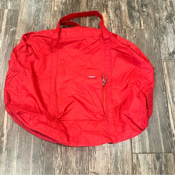 Baggallini Handbags - Baggallini Red Zippered Lightweight Tote Bag